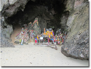 Cueva templo en la playa de Phra Nang